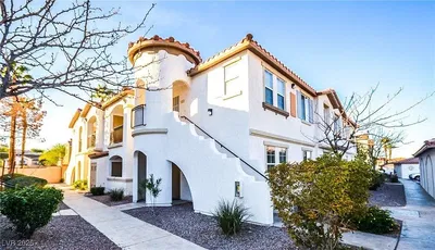 Σαλόνι; ξύλινο πάτωμα, φυσικό φως, μοντέρνο στυλ, ψηλά ταβάνια