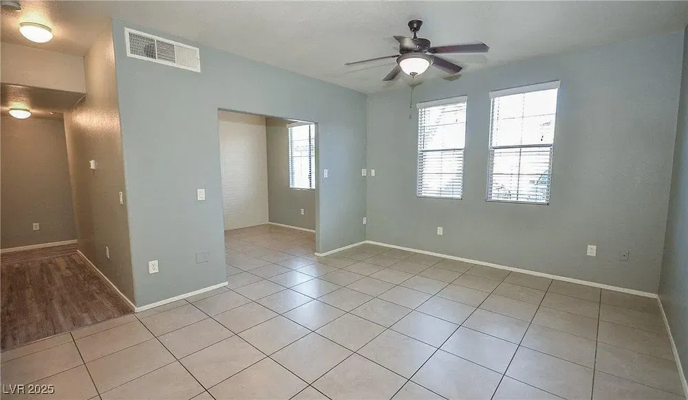 Σαλόνι; ξύλινο πάτωμα, φυσικό φως, μοντέρνο στυλ, ψηλά ταβάνια