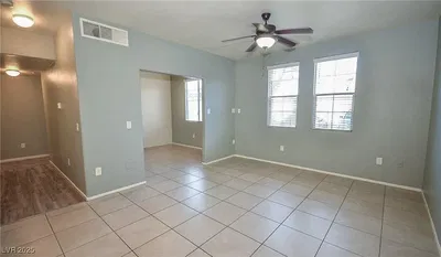 Σαλόνι; ξύλινο πάτωμα, φυσικό φως, μοντέρνο στυλ, ψηλά ταβάνια