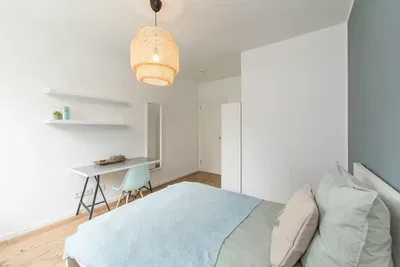 Кухня; кухненски уреди, дървен под, естествена светлина, модерен стил, ремонтиран