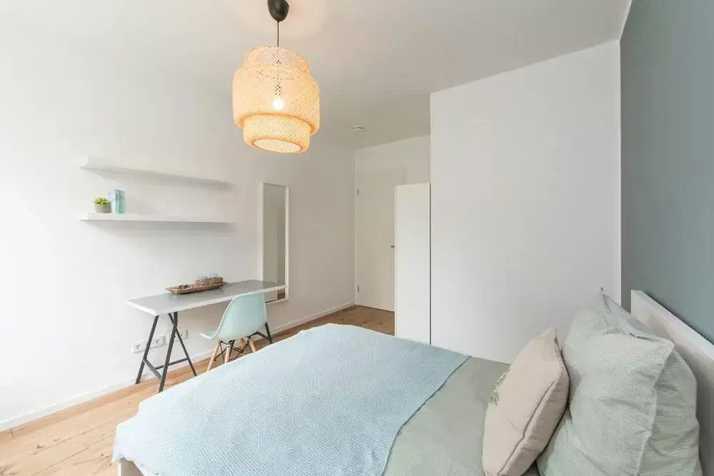 Κουζίνα; συσκευές κουζίνας, ξύλινο πάτωμα, φυσικό φως, μοντέρνο στυλ, ανακαινισμένο