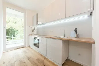 Σαλόνι; ξύλινο πάτωμα, φυσικό φως, μοντέρνο στυλ, ψηλά ταβάνια