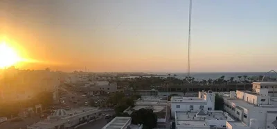 Living room; wood floor, natural light, modern style, high ceiling