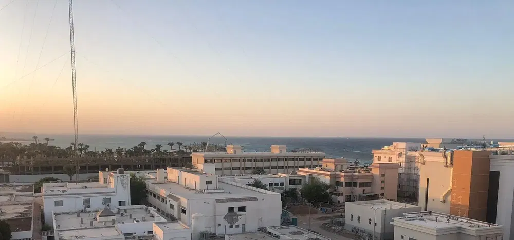 Living room; wood floor, natural light, modern style, high ceiling