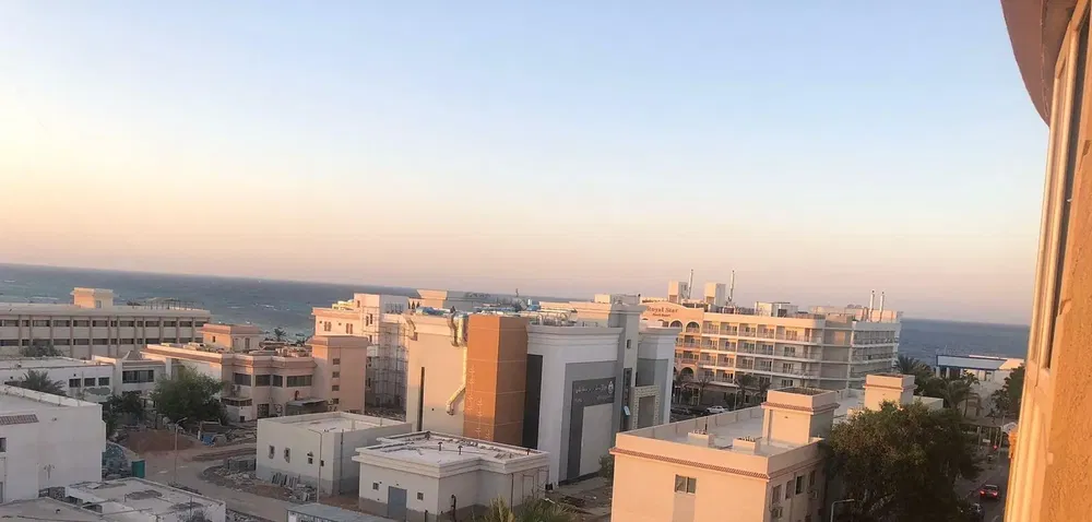 Living room; wood floor, natural light, modern style, high ceiling