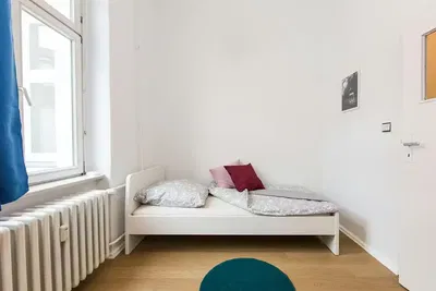 Salon; podłoga drewniana, światło dzienne, styl nowoczesny, wysokie sufity