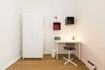 Salon; podłoga drewniana, światło dzienne, styl nowoczesny, wysokie sufity