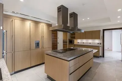 Salon; parquet, lumière naturelle, style moderne, hauteur sous plafond