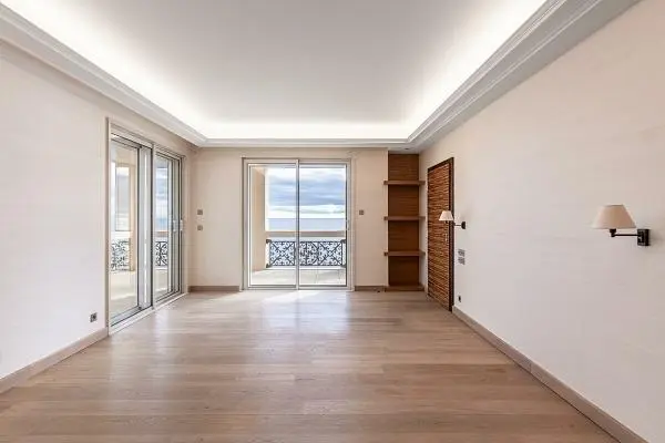 Salon; parquet, lumière naturelle, style moderne, hauteur sous plafond