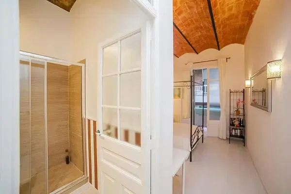 Salón; suelo de madera, luz natural, estilo moderno, techos altos