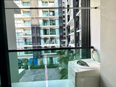 Wohnzimmer; holzboden, tageslicht, moderner stil, hohe decken