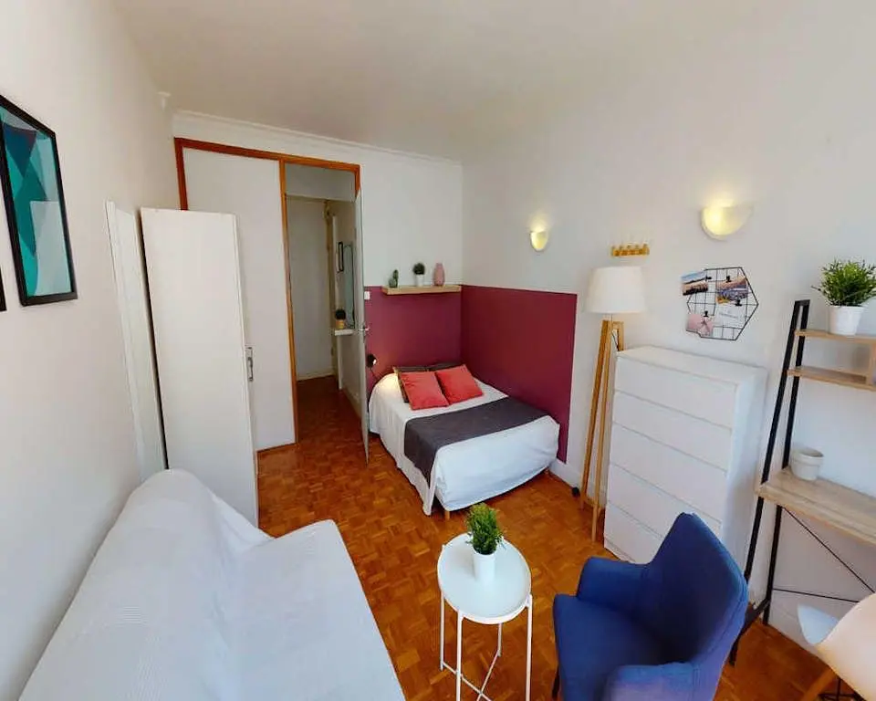 Obývačka; drevená podlaha, prirodzené svetlo, moderný štýl, vysoké stropy