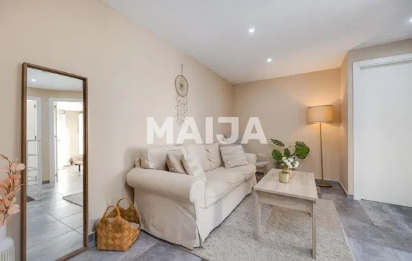 Obývačka; drevená podlaha, prirodzené svetlo, moderný štýl, vysoké stropy