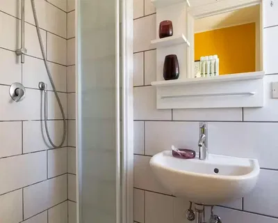 Woonkamer; houten vloer, natuurlijk licht, moderne stijl, hoge plafonds