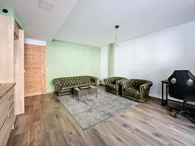 Soggiorno; pavimento in legno, luce naturale, stile moderno, soffitti alti