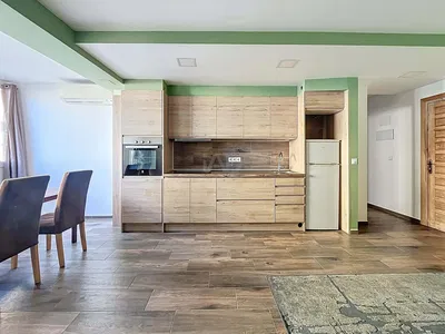 Soggiorno; pavimento in legno, luce naturale, stile moderno, soffitti alti