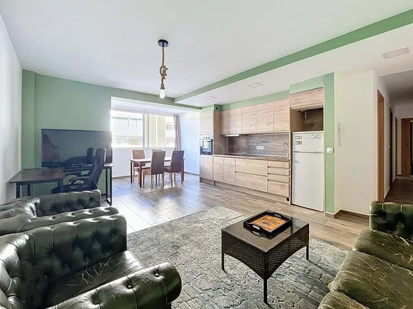 Salon; parquet, lumière naturelle, style moderne, hauteur sous plafond