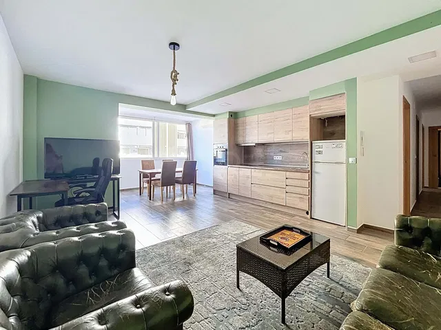 Wohnzimmer; holzboden, tageslicht, moderner stil, hohe decken