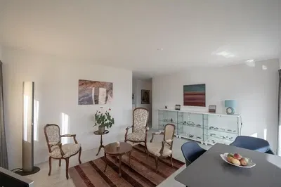 غرفة معيشة; أرضية خشبية, ضوء طبيعي, أسلوب عصري, أسقف عالية