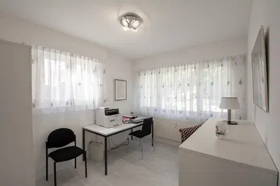 غرفة معيشة; أرضية خشبية, ضوء طبيعي, أسلوب عصري, أسقف عالية