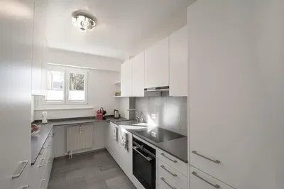 غرفة معيشة; أرضية خشبية, ضوء طبيعي, أسلوب عصري, أسقف عالية