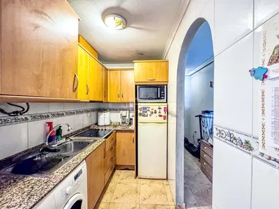 Obývačka; drevená podlaha, prirodzené svetlo, moderný štýl, vysoké stropy