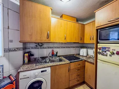 Obývačka; drevená podlaha, prirodzené svetlo, moderný štýl, vysoké stropy