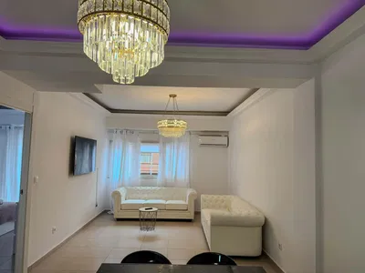 Obývačka; drevená podlaha, prirodzené svetlo, moderný štýl, vysoké stropy