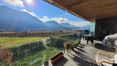 Obývací pokoj; dřevěná podlaha, přirozené světlo, moderní styl, vysoké stropy