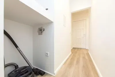 Σαλόνι; ξύλινο πάτωμα, φυσικό φως, μοντέρνο στυλ, ψηλά ταβάνια