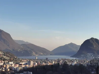 Obývací pokoj; dřevěná podlaha, přirozené světlo, moderní styl, vysoké stropy