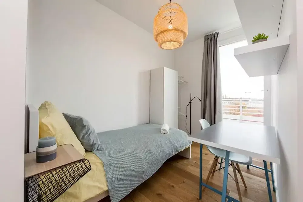 Salón; suelo de madera, luz natural, estilo moderno, techos altos