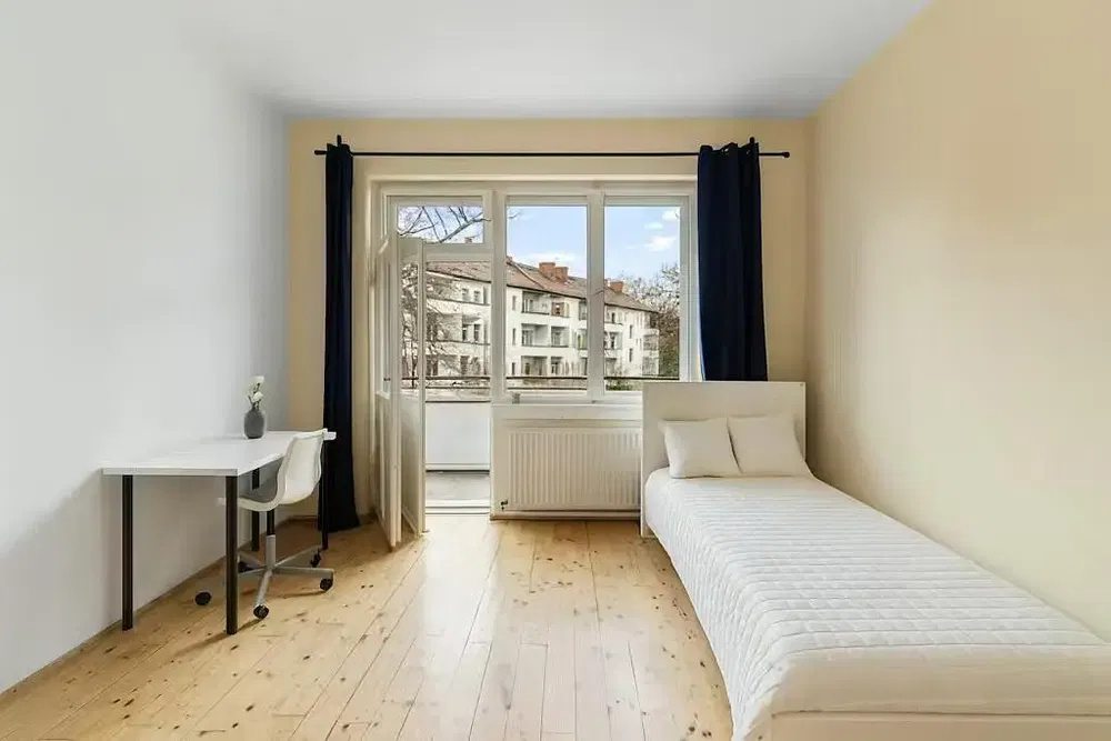 Σαλόνι; ξύλινο πάτωμα, φυσικό φως, μοντέρνο στυλ, ψηλά ταβάνια