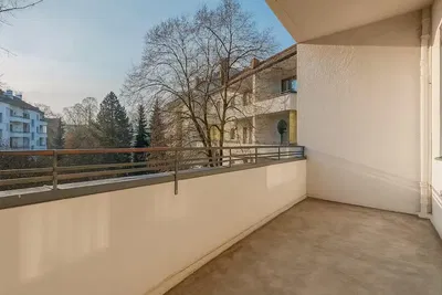 Σαλόνι; ξύλινο πάτωμα, φυσικό φως, μοντέρνο στυλ, ψηλά ταβάνια