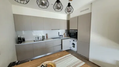 Obývací pokoj; dřevěná podlaha, přirozené světlo, moderní styl, vysoké stropy