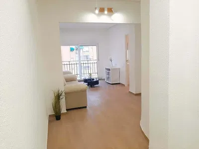 Obývačka; drevená podlaha, prirodzené svetlo, moderný štýl, vysoké stropy