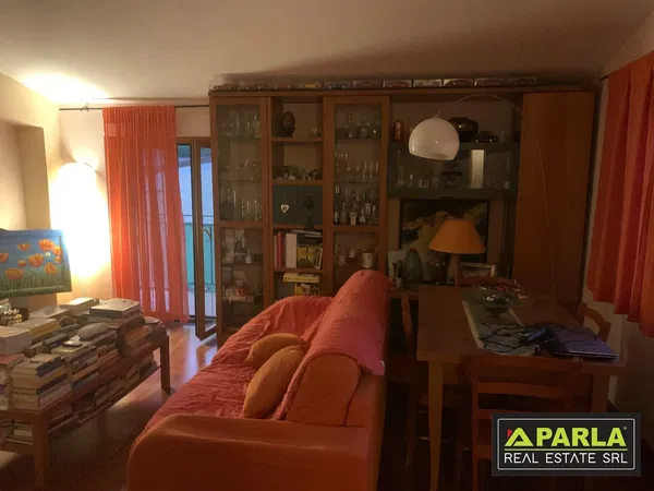 Woonkamer; houten vloer, natuurlijk licht, moderne stijl, hoge plafonds