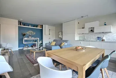 Keuken; keukenapparatuur, houten vloer, natuurlijk licht, moderne stijl, gerenoveerd