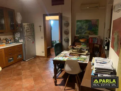 Хол; дървен под, естествена светлина, модерен стил, високи тавани