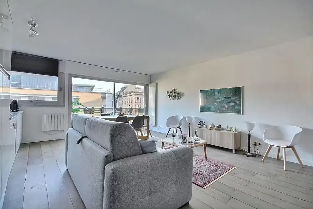 Salon; parquet, lumière naturelle, style moderne, hauteur sous plafond