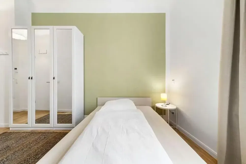 Cocina; electrodomésticos, suelo de madera, luz natural, estilo moderno, renovado