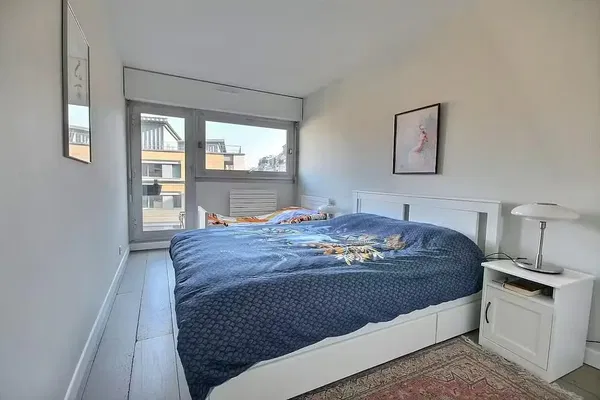 Woonkamer; houten vloer, natuurlijk licht, moderne stijl, hoge plafonds