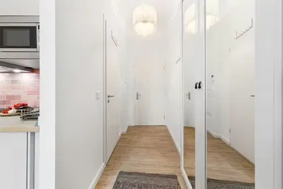 Salón; suelo de madera, luz natural, estilo moderno, techos altos