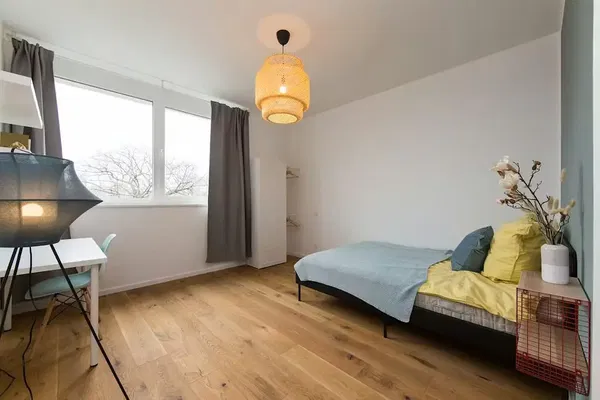 Salon; parquet, lumière naturelle, style moderne, hauteur sous plafond