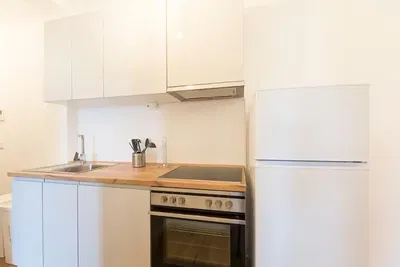 Σαλόνι; ξύλινο πάτωμα, φυσικό φως, μοντέρνο στυλ, ψηλά ταβάνια