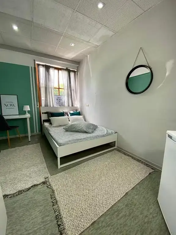 Salon; podłoga drewniana, światło dzienne, styl nowoczesny, wysokie sufity