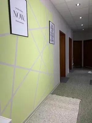 Salón; suelo de madera, luz natural, estilo moderno, techos altos