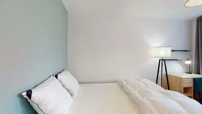 Salon; parquet, lumière naturelle, style moderne, hauteur sous plafond