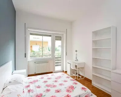Wohnzimmer; holzboden, tageslicht, moderner stil, hohe decken