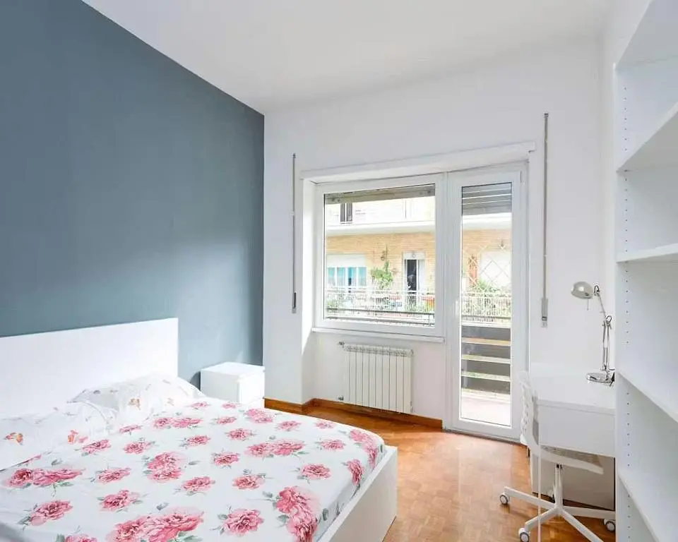 Dnevna soba; drveni pod, prirodno svjetlo, moderni stil, visoki plafoni